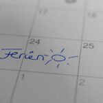 Ausschnitt aus einem Kalender, in dem das Wort "Ferien" und eine gemalte Sonne eingetragen wurde.