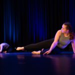 Zwei Tänzerinnen tanzen auf dem Bühnenboden